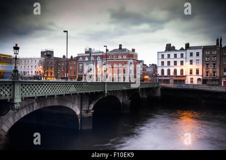 Grattan-Brücke über den Fluss Liffey in Dublin Irland am Abend mit Vintage Fliter Wirkung Stockfoto