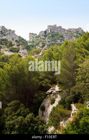 Blick von der Klippe Top Stadt und zerstörten Burg von Les Baux-de-Provence in Frankreich Stockfoto