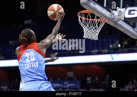 Uncasville, CT, USA. 23. August 2015. Atlanta Dream vorwärts Sancho Lyttle (20) legt es in in der zweiten Hälfte der WNBA-Basketball-Spiel zwischen den Connecticut Sun und Atlanta Dream im Mohegan Sun Arena. Atlanta besiegte Connecticut 102-92. Bildnachweis: Cal Sport Media/Alamy Live-Nachrichten Stockfoto