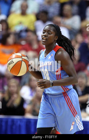 Uncasville, CT, USA. 23. August 2015. Atlanta Dream bewachen Käptn Ajavon (10) mit dem Ball bei der WNBA-Basketball-Spiel zwischen den Connecticut Sun und den Atlanta Dream im Mohegan Sun Arena. Atlanta besiegte Connecticut 102-92. Bildnachweis: Cal Sport Media/Alamy Live-Nachrichten Stockfoto