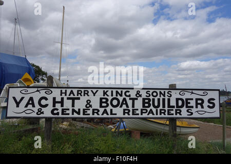 Handzeichen beschriftet für Harry King Bootsbauer und Werkstätten Pin Mill Suffolk am River Orwell Stockfoto