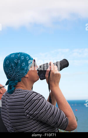 Fotograf mit Canon DSLR-Kamera fotografieren beim Bournemouth Air Festival im August Stockfoto