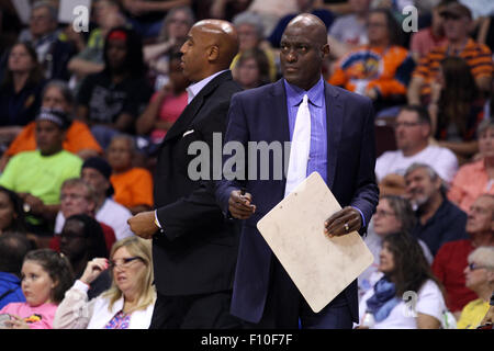 Uncasville, CT, USA. 23. August 2015. Atlanta Dream Cheftrainer Michael Cooper bei der WNBA-Basketball-Spiel zwischen den Connecticut Sun und den Atlanta Dream im Mohegan Sun Arena. Atlanta besiegte Connecticut 102-92. Bildnachweis: Cal Sport Media/Alamy Live-Nachrichten Stockfoto