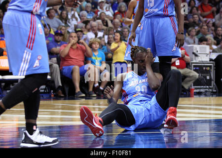 Uncasville, CT, USA. 23. August 2015. Atlanta Dream vorwärts Sancho Lyttle (20) reagiert, nachdem er in die Augen während des WNBA-Basketball-Spiels zwischen den Connecticut Sun und den Atlanta Dream im Mohegan Sun Arena getroffen. Atlanta besiegte Connecticut 102-92. Bildnachweis: Cal Sport Media/Alamy Live-Nachrichten Stockfoto