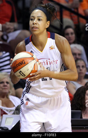 Uncasville, CT, USA. 23. August 2015. Connecticut Sun weiterleiten Jennifer Lacy (21) während der WNBA Basketball-Spiel zwischen den Connecticut Sun und den Atlanta Dream im Mohegan Sun Arena. Atlanta besiegte Connecticut 102-92. Bildnachweis: Cal Sport Media/Alamy Live-Nachrichten Stockfoto