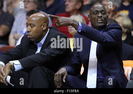 Uncasville, CT, USA. 23. August 2015. Atlanta Dream Cheftrainer Michael Cooper bei der WNBA-Basketball-Spiel zwischen den Connecticut Sun und den Atlanta Dream im Mohegan Sun Arena. Atlanta besiegte Connecticut 102-92. Bildnachweis: Cal Sport Media/Alamy Live-Nachrichten Stockfoto