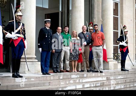 Paris, Frankreich. 24. August 2015. (Ab 3-L, 7 L) Der französische Präsident Francois Hollande stellt ein Foto mit Alek Skarlatos, US-Botschafter in Frankreich Jane D. Hartley, Spencer Stone und Anthony Sadler im Elysée-Palast in Paris, Frankreich, 24. August 2015. Der französische Präsident Francois Hollande am Montag verliehen Frankreichs höchste Ehre, die Légion d ' Honneur, drei US-Männer und Brite Chris Norman, die geholfen haben, eine Shooter im Thalys Hochgeschwindigkeitszug zwischen Amsterdam und Paris letzte Woche zu neutralisieren. Bildnachweis: Andy Louis/Xinhua/Alamy Live-Nachrichten Stockfoto