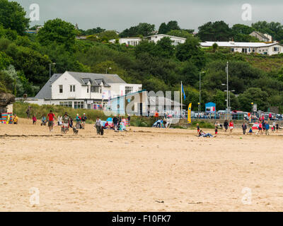 Benllech blaue Flagge Strand Insel von Anglesey Nord-Wales beschäftigt mit Urlauber genießen einen dumpfen Augusttag in den Schulferien Stockfoto