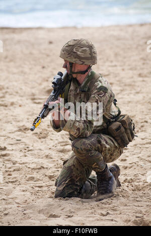 Royal Marines Commando Teilnahme an Strand Angriff beim Bournemouth Air Festival im August Stockfoto