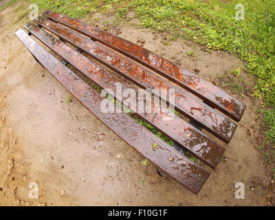 Bank im Park kurz nach einem Frühlingsregen mit Weitwinkel Verzerrung Stockfoto