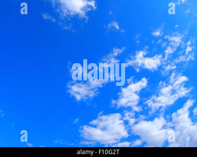 Nur der blaue Himmel mit weißen flauschigen Wolken mit Weitwinkel Stockfoto