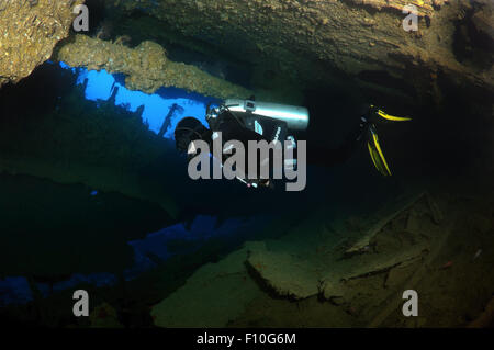 Rotes Meer, Ägypten. 15. Oktober 2014. Ein Taucher schwimmt das Schiff halten Schiffbruch '' SS Dunraven'', Rotes Meer, Ägypten © Andrey Nekrassow/ZUMA Wire/ZUMAPRESS.com/Alamy Live-Nachrichten Stockfoto