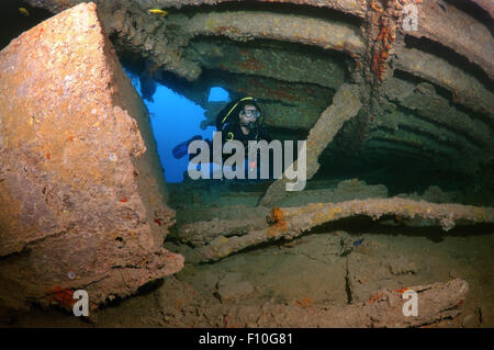 Rotes Meer, Ägypten. 15. Oktober 2014. Ein Taucher schwimmt des Schiffs halten ein Schiffswrack '' SS Dunraven'', Rotes Meer, Ägypten © Andrey Nekrassow/ZUMA Wire/ZUMAPRESS.com/Alamy Live-Nachrichten Stockfoto