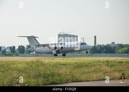 Landung auf dem Flughafen an einem heißen Sommertag regionalen Passagier-jet Stockfoto