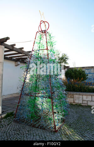 Lissabon, Portugal-28. Dezember 2013, kreative recycling Weihnachtsbaum aus alten Plastikflaschen hergestellt Stockfoto