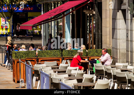 Dundee, Tayside, Scotland, UK, 24. August 2015. Wetter: Altweibersommer in Dundee. Menschen sitzen außerhalb Kneipen, Cafés und Restaurants genießen Sie die herrliche spät Sommer Wetter in Dundee mit Minimum-Temperatur 17° C. Bildnachweis: Dundee Photographics / Alamy Live News Stockfoto