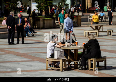 Dundee, Tayside, Scotland, UK, 24. August 2015. Wetter: Altweibersommer in Dundee. Menschen sitzen außerhalb Kneipen, Cafés und Restaurants genießen Sie die herrliche spät Sommer Wetter in Dundee mit Minimum-Temperatur 17° C. Bildnachweis: Dundee Photographics / Alamy Live News Stockfoto