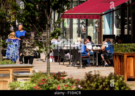 Dundee, Tayside, Scotland, UK, 24. August 2015. Wetter: Altweibersommer in Dundee. Menschen sitzen außerhalb Kneipen, Cafés und Restaurants genießen Sie die herrliche spät Sommer Wetter in Dundee mit Minimum-Temperatur 17° C. Bildnachweis: Dundee Photographics / Alamy Live News Stockfoto