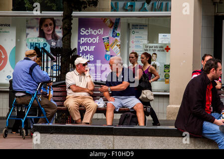 Dundee, Tayside, Scotland, UK, 24. August 2015. Wetter: Altweibersommer in Dundee. Menschen sitzen außerhalb Kneipen, Cafés und Restaurants genießen Sie die herrliche spät Sommer Wetter in Dundee mit Minimum-Temperatur 17° C. Bildnachweis: Dundee Photographics / Alamy Live News Stockfoto