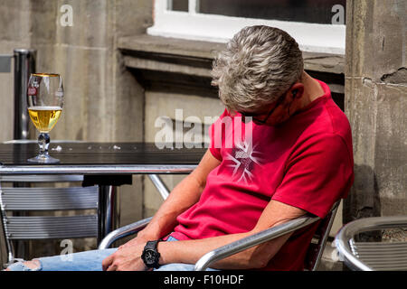 Dundee, Tayside, Scotland, UK, 24. August 2015. Wetter: Altweibersommer in Dundee. Menschen sitzen außerhalb Kneipen, Cafés und Restaurants genießen Sie die herrliche spät Sommer Wetter in Dundee mit Minimum-Temperatur 17° C. Bildnachweis: Dundee Photographics / Alamy Live News Stockfoto