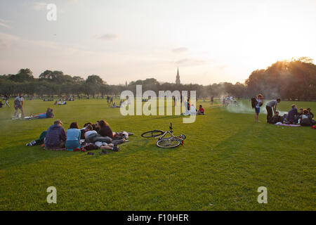 Edinburgh, Schottland. 23. August ist 2015.people ruht in The Meadows-Park in sehr warmen und sonnigen Tag in Edinburgh - die Temperatur 23 ° C. Fringe Festival machte die Stadt Crawded und voller künstlerischer Atmosphäre. Viele Menschen sind Ausbildung Zirkus Fähigkeiten und macht grillen, genießen die Sonne. Bildnachweis: Joanna ECHL/Alamy Live-Nachrichten Stockfoto