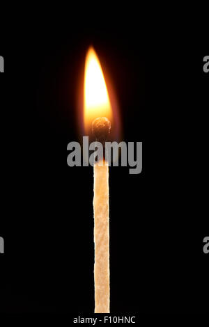 Brennendes Zündholz auf schwarzem Hintergrund isoliert Stockfoto