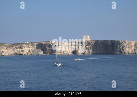 Santa Maria Tower (auch als St Mary's oder Comino Turm bekannt) auf der kleinen Insel Comino, zwischen Malta und Gozo. Stockfoto