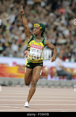 Peking, China. 24. August 2015. Shelly-Ann Fraser-Pryce von Jamaika gewinnt 100m-Finale der Frauen während der Peking 2015 IAAF World Championships im National Stadium, auch bekannt als Vogelnest, in Peking, China, 24. August 2015. Bildnachweis: Dpa picture Alliance/Alamy Live News Stockfoto