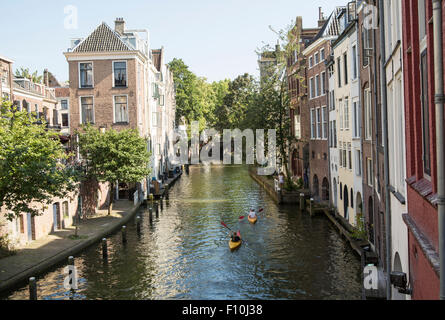 Personen Kajak auf Oudegracht Kanal in zentralen Utrecht, Niederlande Stockfoto