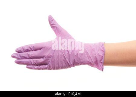 Nahaufnahme eines weiblichen Arzt Hand in lila sterilisierte OP-Handschuh für Handshake vor weißem Hintergrund Stockfoto