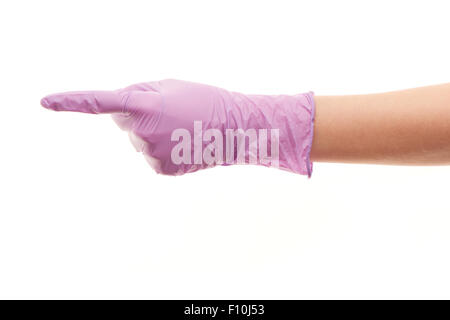Nahaufnahme eines weiblichen Arzt Hand in lila sterilisierte Operationshandschuh verweist auf etwas vor weißem Hintergrund Stockfoto