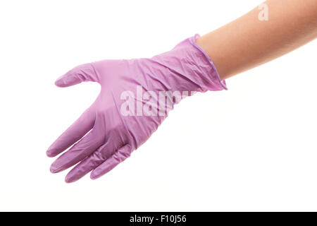 Nahaufnahme eines weiblichen Arzt Hand in lila sterilisierte OP-Handschuh für Handshake vor weißem Hintergrund Stockfoto