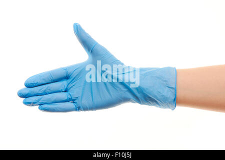 Nahaufnahme eines weiblichen Arzt Hand in blauen sterilisierte OP-Handschuh für Handshake vor weißem Hintergrund Stockfoto