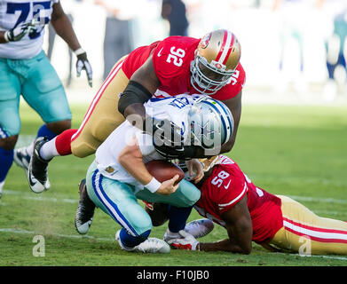 Halbzeit. 23. August 2015. San Francisco 49ers Nase Tackle Quinton Zifferblatt (92) Säcke Dallas Cowboys quarterback Brandon Weeden (3) während der NFL Football-Spiel zwischen den Dallas Cowboys und die San Francisco 49ers im Levi's-Stadion in San Francisco Santa Clara, CA. führt Dallas 13-0 zur Halbzeit. Damon Tarver/Cal Sport Media/Alamy Live-Nachrichten Stockfoto