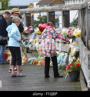 Shoreham, West Sussex, UK. 24. August 2015. GV mit Blumen ordentlich die Unfallstelle nach links von Hawker Hunter T Mark 7 stürzte auf der A27, nachdem es es abgestürzt gedacht wird, mindestens 20 Menschen gestorben sind, nachdem ein Hawker Hunter Jet in mehrere Fahrzeuge bei Shoreham Airshow abgestürzt.    @uknip/Alamy Live News Stockfoto