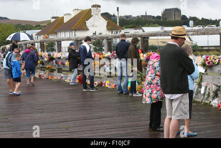 Shoreham, West Sussex, UK. 24. August 2015. GV mit Blumen ordentlich die Unfallstelle nach links von Hawker Hunter T Mark 7 stürzte auf der A27, nachdem es es abgestürzt gedacht wird, mindestens 20 Menschen gestorben sind, nachdem ein Hawker Hunter Jet in mehrere Fahrzeuge bei Shoreham Airshow abgestürzt.    @uknip/Alamy Live News Stockfoto