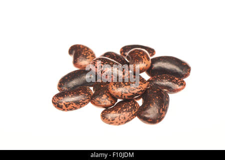 Haufen von rohen Bio Bohnen auf dem weißen Hintergrund isoliert Stockfoto