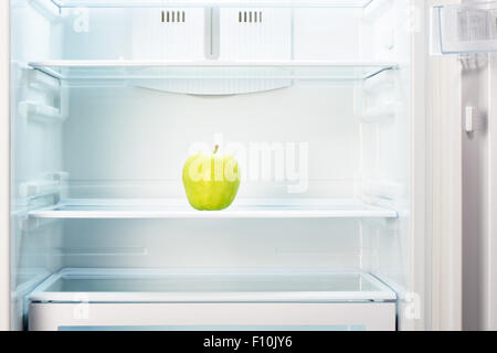 Grüner Apfel Regal von offenen leeren Kühlschrank. Gewicht-Verlust-Diät-Konzept. Stockfoto