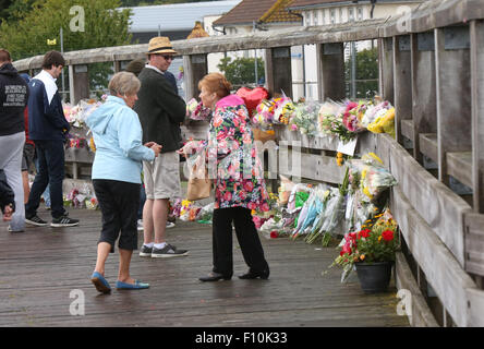 Shoreham, West Sussex, UK. 24. August 2015. GV mit Blumen ordentlich die Unfallstelle nach links von Hawker Hunter T Mark 7 stürzte auf der A27, nachdem es es abgestürzt gedacht wird, mindestens 20 Menschen gestorben sind, nachdem ein Hawker Hunter Jet in mehrere Fahrzeuge bei Shoreham Airshow abgestürzt.    @uknip/Alamy Live News Stockfoto