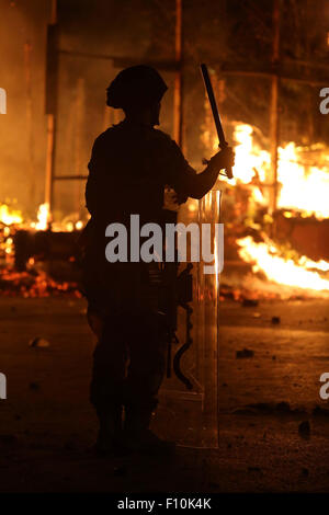 Beirut, Libanon. 23. August 2015. Armeesoldaten patrouillieren die Straßen in Beirut, als Demonstranten die libanesische Regierung zurücktreten über sein Scheitern fordern, nicht abgeholte Müll von den Straßen am 23. August 2015 zu entfernen. Demonstranten stießen mit der Polizei in Beirut für einen zweiten Tag Dutzende verletzt verlassen. Ärger über Müll auf den Straßen überfüllt, da Libanons größte Deponie am 19. Juli kochte geschlossen wurde über am 22.August wenn Tausende versammelten sich außerhalb des Premierministers Büros in zentrale Beirut © Marwan Tahah/APA Bilder/ZUMA Draht/Alamy Live News Stockfoto