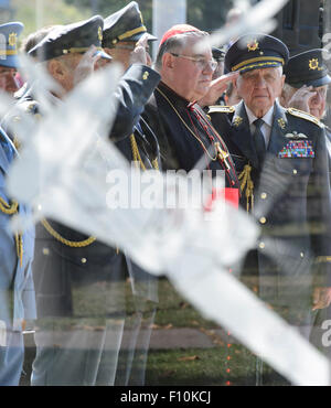 Besuchen Sie Prager Erzbischof und Kardinal Dominik Duka, dritte rechts und tschechischen Weltkriegsveteran, Mitglied der tschechoslowakischen RAF Geschwader Emil Bocek, zweite rechts, die Enthüllung des Denkmals für den 70. Jahrestag der Rückkehr des tschechoslowakischen Piloten nach dem zweiten Weltkrieg von der britischen Royal Airforce (RAF) in ihre Heimat, Flughafen Vaclav Havel in Prag, Tschechische Republik, 24. August 2015. Die Piloten in Großbritannien verlassen nicht für die Tschechoslowakei sofort nach Ende des Krieges in Europa im Mai 1945, aber erst im August. Vierundfünfzig Spitfire Flugzeuge linken Großbritannien am 7. August 1945 und wurde erwartet, dass ich zu landen Stockfoto