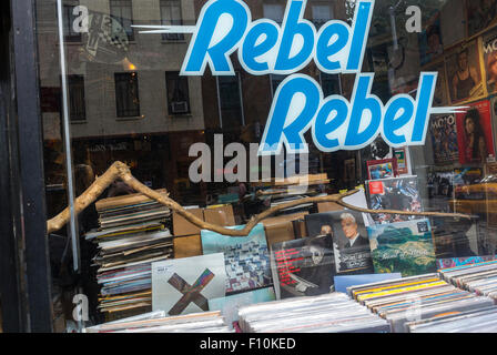 New York City, USA, Detail, Old Record Vinyl Music Store, Schild „Rebel, Rebel“ an der Bleecker Street, Shopping in Greenwich Village, Frontfenster, Plattenschild Stockfoto