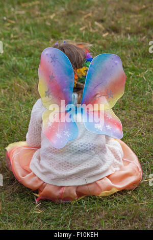 Junges Mädchen gekleidet als Fee an der New Forest Fairy Festival, Burley, Hampshire, UK im August Stockfoto