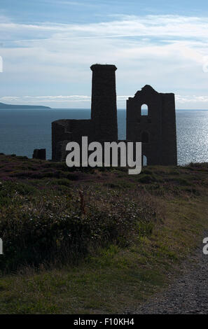 Wheal Coates Zinnmine auf der Halbinsel St. Agnes in Cornwall mit Blick über das Meer in Richtung St Ives. Stockfoto