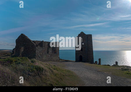 Wheal Coates Zinnmine auf der Halbinsel St. Agnes in Cornwall mit Blick über das Meer in Richtung St Ives. Stockfoto