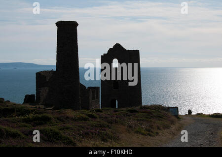 Wheal Coates Zinnmine auf der Halbinsel St. Agnes in Cornwall mit Blick über das Meer in Richtung St Ives. Stockfoto