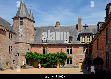 Château de Carrouges, eine ungewöhnliche Ziegel errichtete Schloss in Carrouges, Basse Normandie, Frankreich. Stockfoto