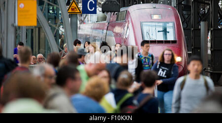 Köln, Deutschland. 24. August 2015. Passagiere an Bord der Thalys-Bahnverbindung nach Paris in Köln, Deutschland, 24. August 2015. Mehrere Passagiere an Bord des Thalys auf 25 - Jahre alter Mann aus Marokko überwältigt bewaffnet mit einer Kalaschnikow und eine Pistole während des Überfalls der Zug von Amsterdam nach Paris auf 21. August 2015. Foto: Rolf Vennenbernd/Dpa/Alamy Live News Stockfoto