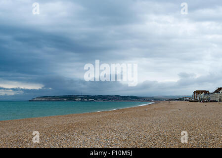 Stürmischer Himmel über Seaford Bay im Sommer Stockfoto