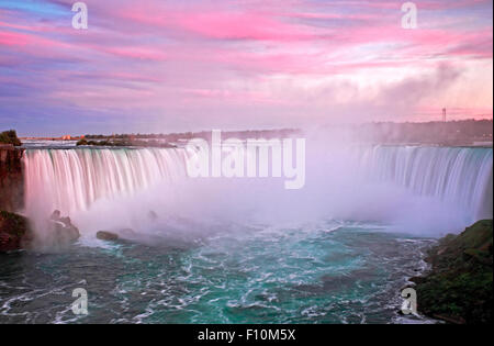 Sonnenuntergang Wolken über Grand Horseshoe Falls von Niagara Falls in der Abenddämmerung Stockfoto